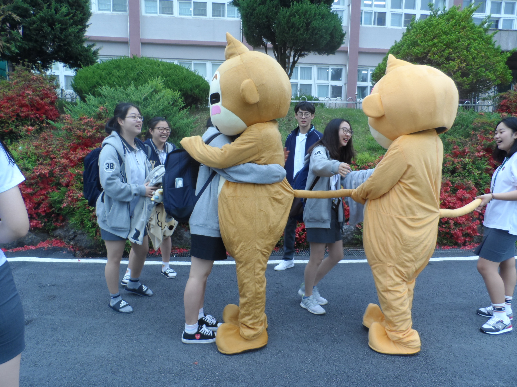 �����Ե��� ���� ���� ���� �԰� ��ϴ� �л����� �����ϰ� �ֽ��ϴ�.